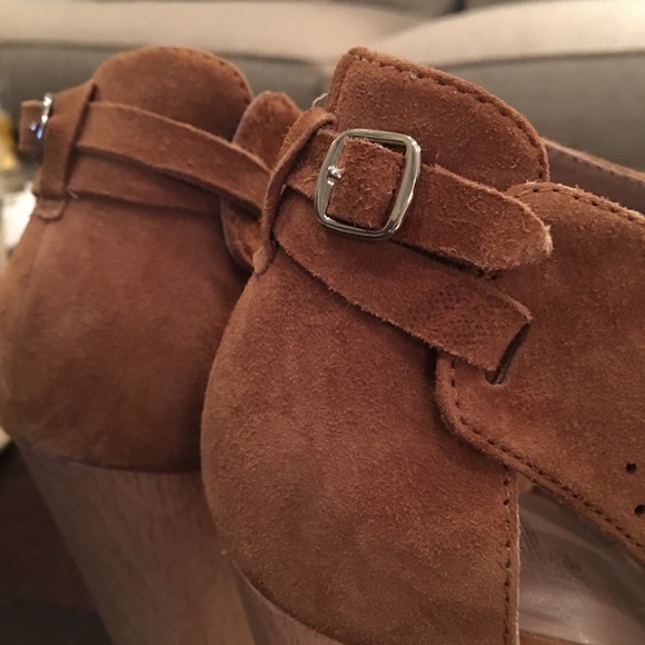 - Carmel Suede open toe shoe.  Size 8.5 - Picture 6 of 8